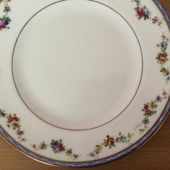 Vintage Royal Doulton salad plate floral gold rim R.A.8995 A. H.802 - Picture 3 of 4